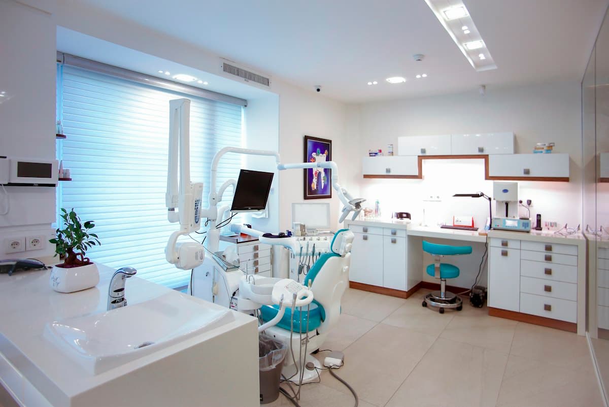 Phòng điều trị sáng với ghế nha khoa